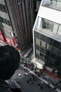30メートル以上の高さから堀田を挑発