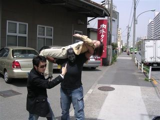 秋田記者にアルゼンチンバックブリーカー