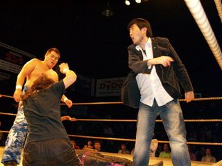 浦井を突き飛ばす二見