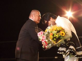 織田無道氏から激励を受ける二見