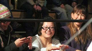 取り囲みに参加する女子格闘家たち